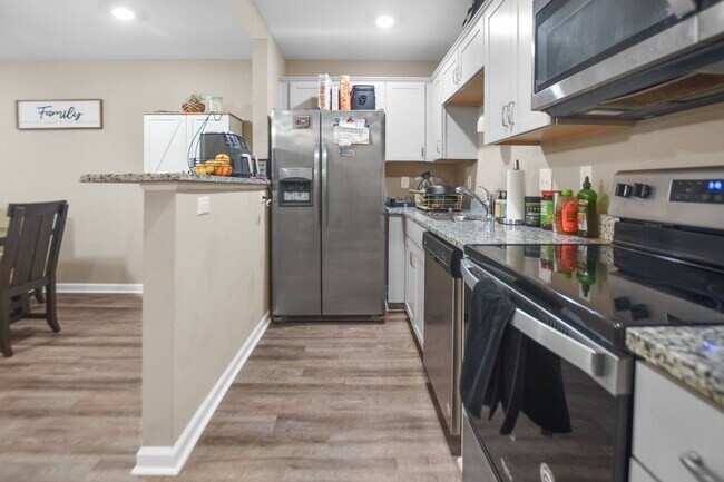 Building Photo - Two Bedroom in Sango!