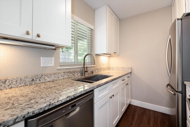 Building Photo - 5290 Highline Pl