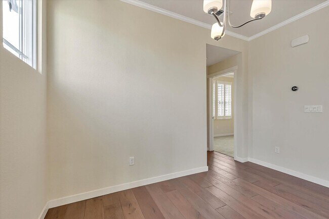 Building Photo - WOW! GREAT HOME! Mountain View!