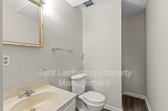 Building Photo - 315 S Eagle Creek Dr