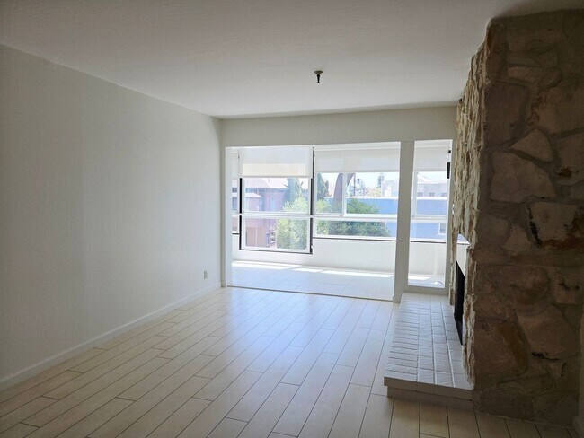 Building Photo - Top Floor Condo Unit