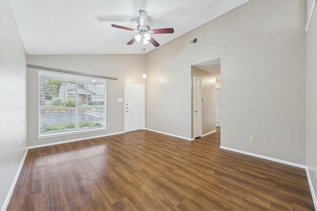 Building Photo - 1015 E Yager Ln