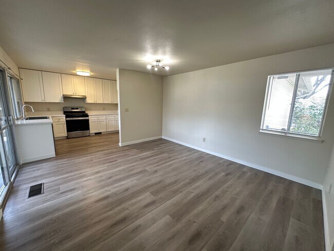 Building Photo - 1613 Carnation Ct