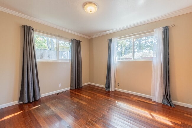 Building Photo - 833 2nd St