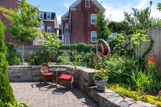 Building Photo - 229 Cumberland Ave