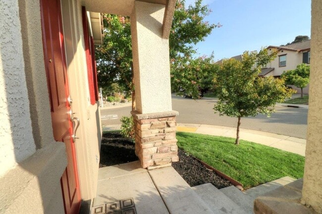 Building Photo - ADORABLE 3/2 Roseville Corner Lot Home!  PLEASE READ ENTIRE AD PRIOR TO CALLING AGENT FOR SHOWING.
