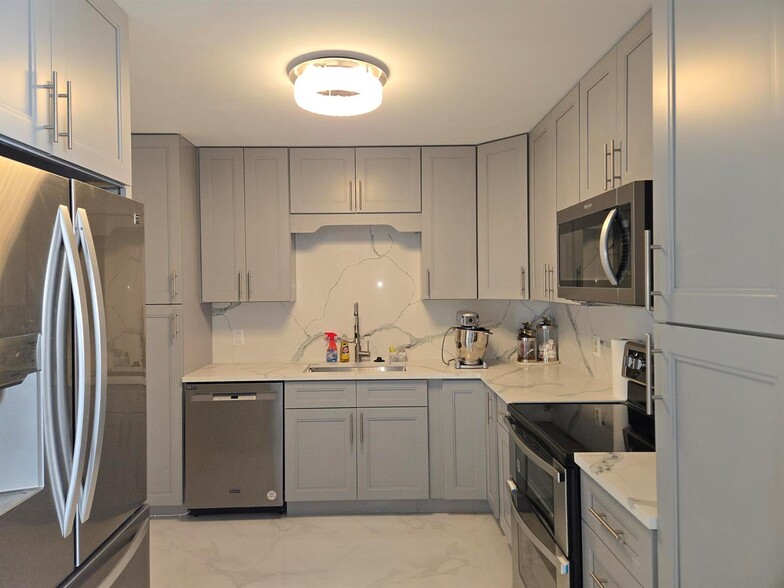 Building Photo - 2101 S Ocean Dr
