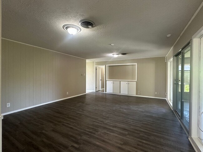 Building Photo - THREE BEDROOM TWO BATH HOUSE ON A CORNER LOT