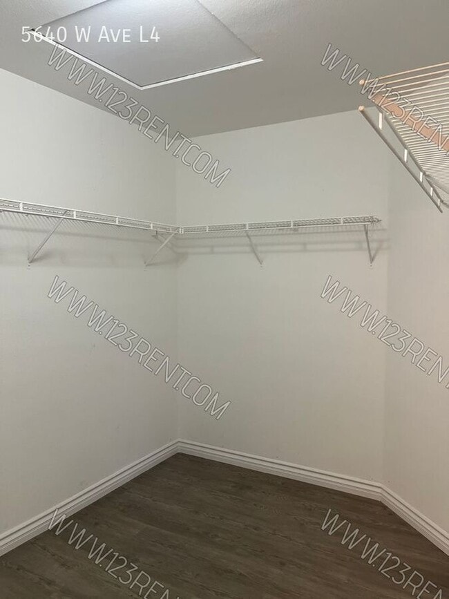 Building Photo - 5640 W Ave L4