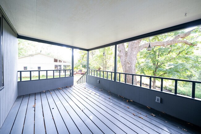 Building Photo - 9424 Thomas Rd