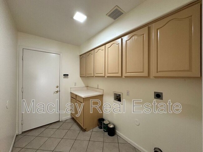 Building Photo - 1667 S Sycamore Pl