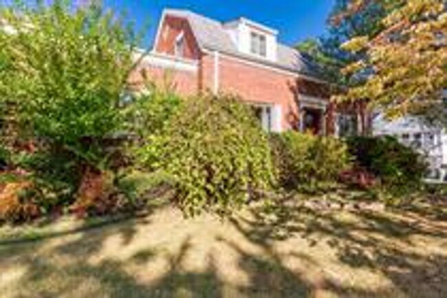 Building Photo - Beautiful Brick Home In A Desirable Location