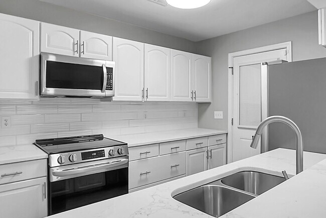 Building Photo - **$500 Off First Months Rent** Charming 3 Bedroom 2 bathroom ready for you to call home!