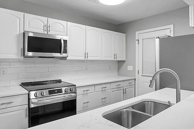 Building Photo - Charming 3 Bedroom 2 bathroom ready for you to call home!