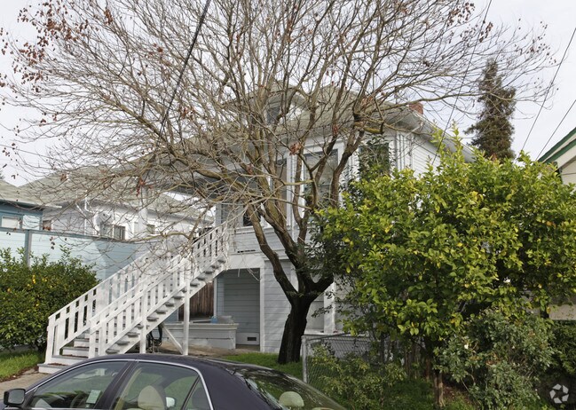 Building Photo - 220-222 Walnut St