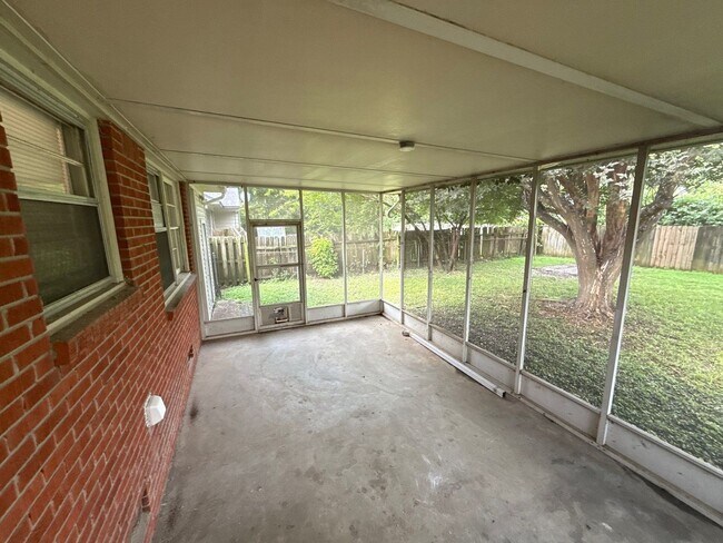 Building Photo - 1711 Myrna Ln