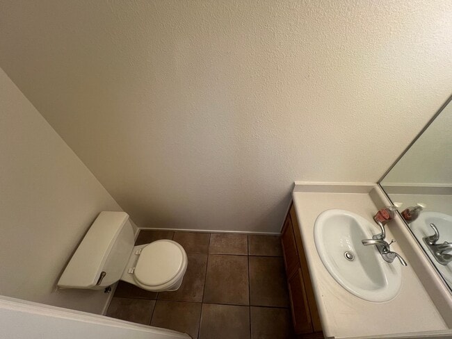 Building Photo - 3 bedrom 2.5 bath Gated Community Townhome with community  Pool, Spa & Private Garage