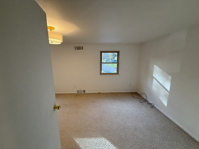 Building Photo - 111 Roberts Dr