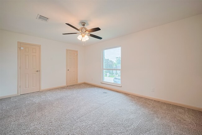 Building Photo - 982 W Donovan St