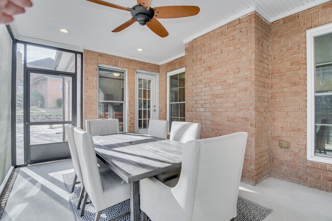 Building Photo - 4117 Knollcrest Cir N