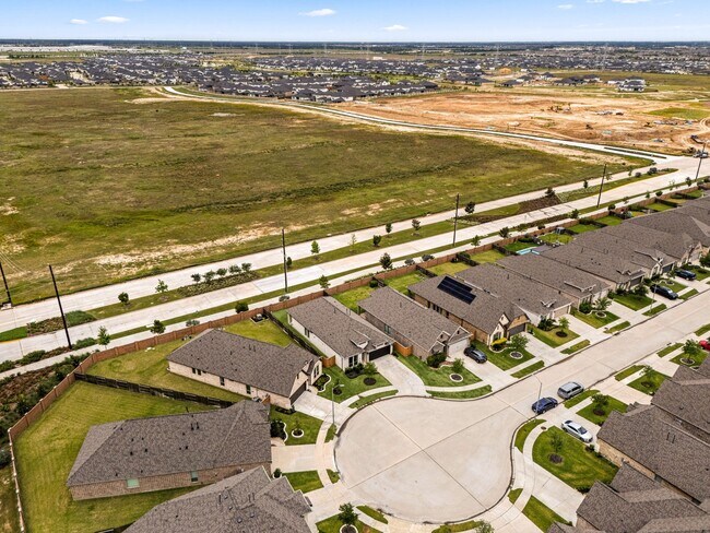 Building Photo - 8711 Hbr Pnes Dr