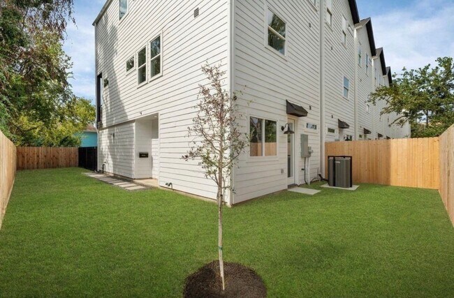 Building Photo - 717 Janisch Rd