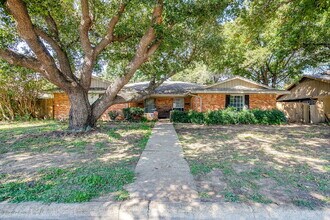 Building Photo - Spacious, Recently Updated Duplex!