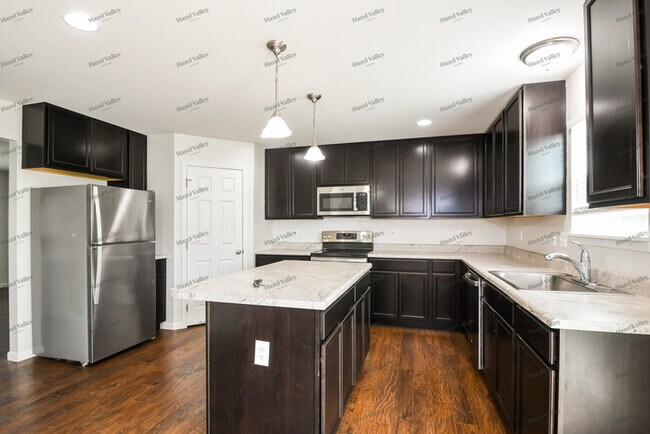 Building Photo - 1650 Woods Mill Dr