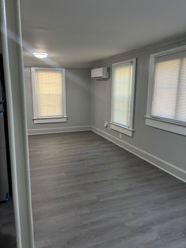 Building Photo - Newly Renovated 1 Bedroom / 1 Bath Apartment