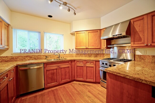 Building Photo - Modern Ground Floor Condo with 2 Car Garage!