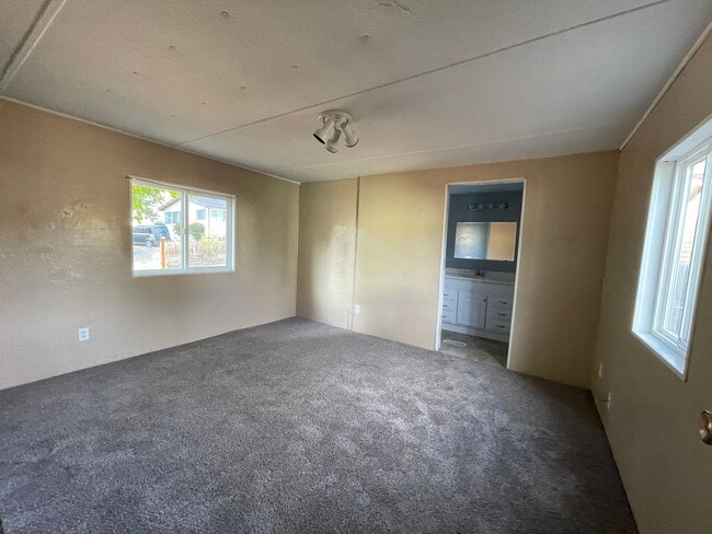 Building Photo - 2 bedroom 2 bath mobile walking distance to restaurants and stores