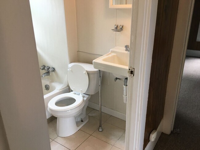 Building Photo - Clean 2BR up with offstreet parking and yard