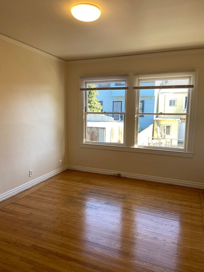 Building Photo - 2nd Floor 1 Bedroom 1 Bath Apartment (exce...