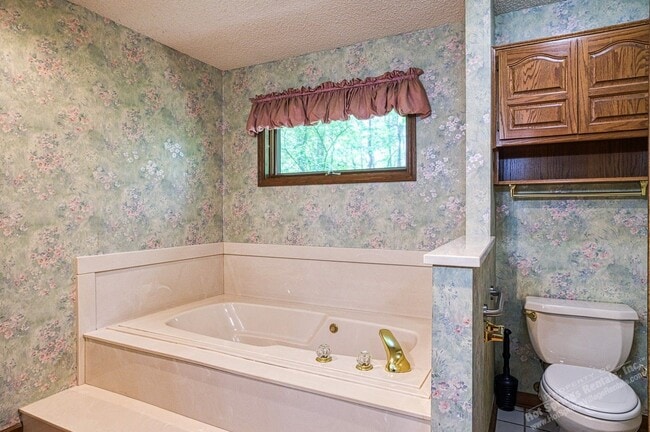 Building Photo - East Gate Area | Home | Unfurnished