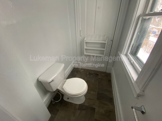 Building Photo - 515 Village St