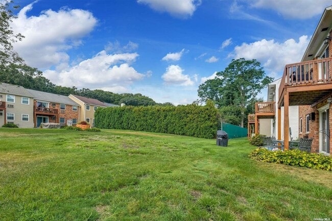 Building Photo - 451 Village Dr