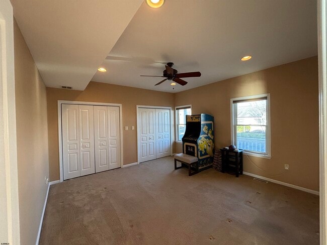 Building Photo - 802 N Harvard Ave