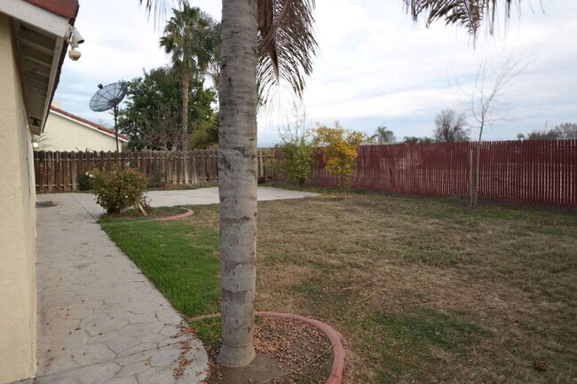 Building Photo - Cute! 4 bedroom, 2 bath Home in Bakersfield