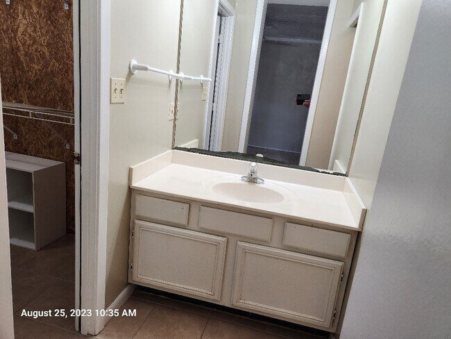 Building Photo - Back on Market!