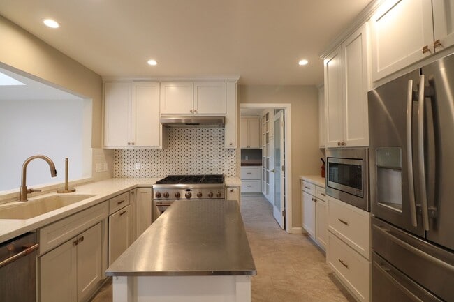 Building Photo - 565 Clubhouse Dr