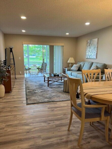 Building Photo - 197 Lake Meryl Dr