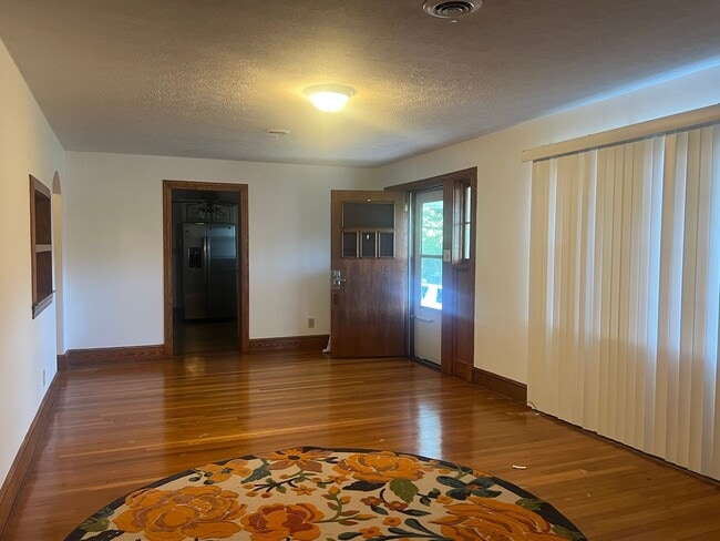 Building Photo - One Level Home! 3bed/1 bath with extra-lar...