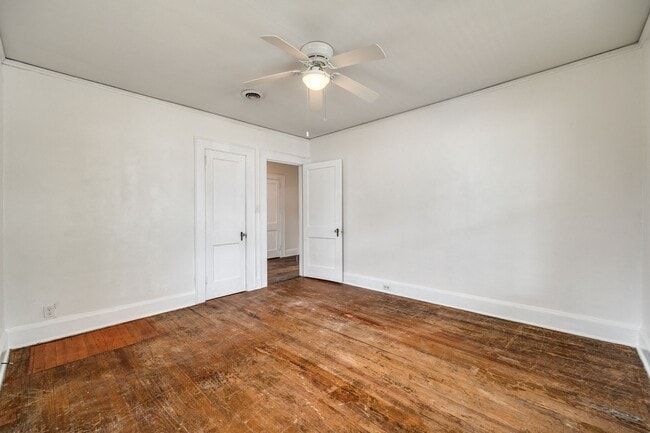 Building Photo - 2 Bedroom 1.5 bath All Brick Ranch in Rock...