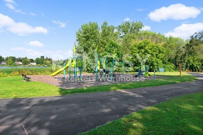 Building Photo - Available July 1st 5 Bedroom 2 Bath Single Family Home in Robbinsdale
