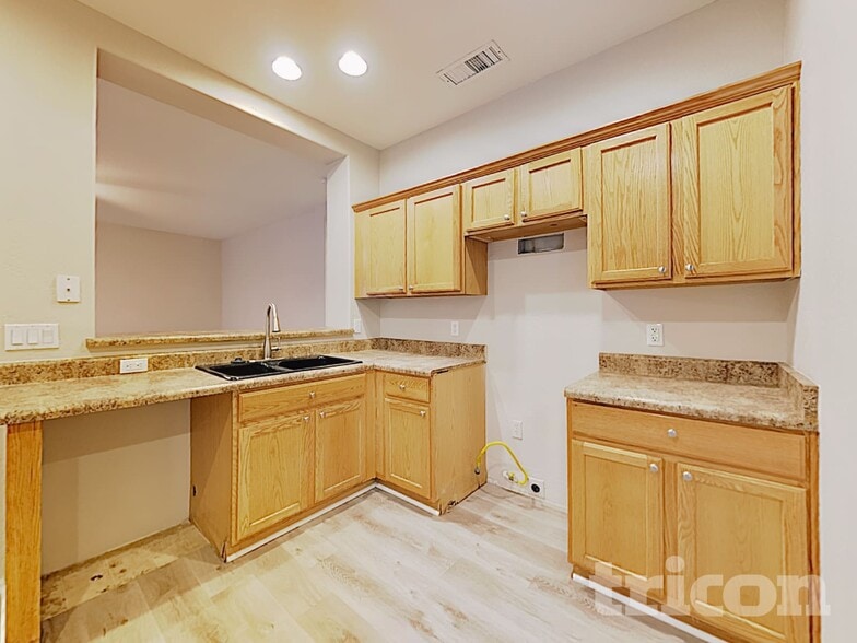 Building Photo - 13732 W Mauna Loa Ln