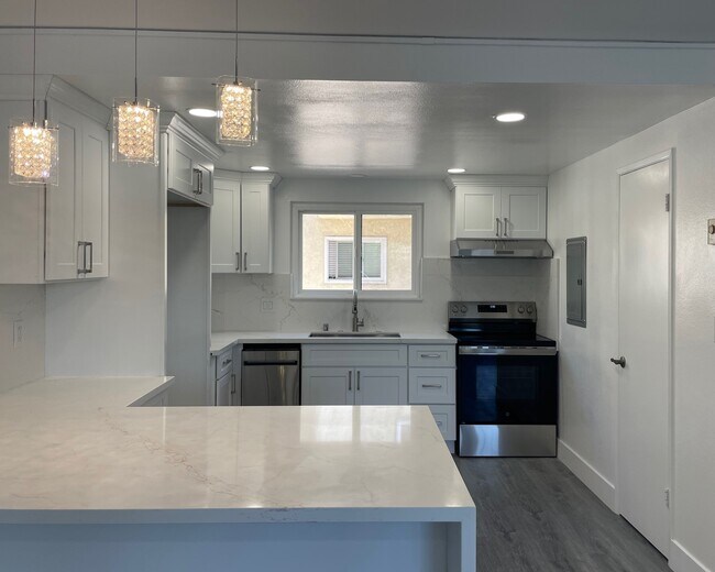 Building Photo - 323 S Broadway