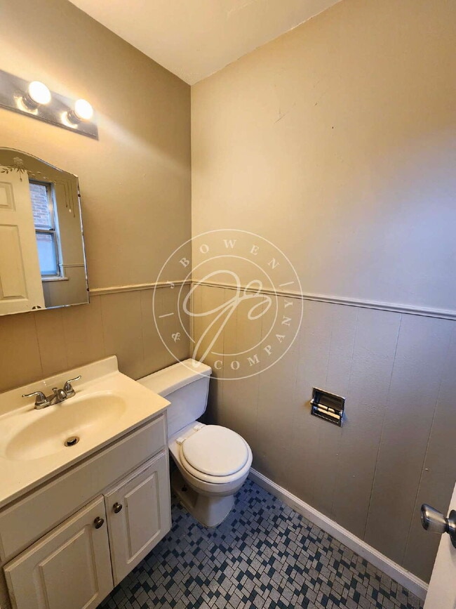 Building Photo - Unique 3-bedroom, 2.5-bath unit within a 4-unit complex offers over 1,100 square feet of living s...