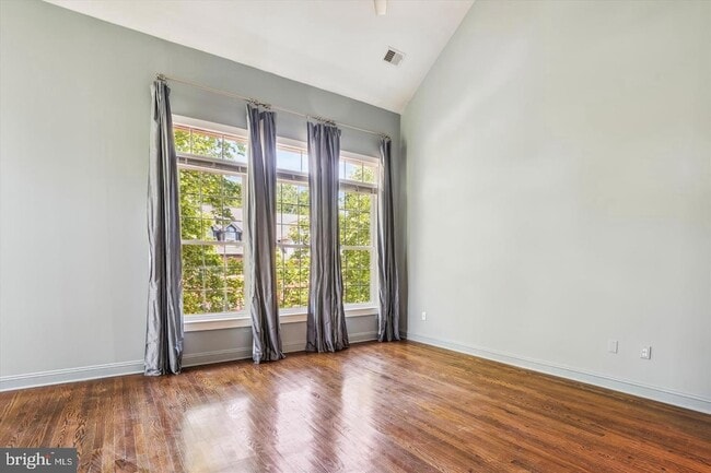 Building Photo - 1596 N Colonial Terrace