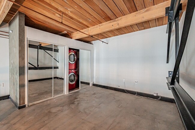 Building Photo - Industrial 1BD, 1BA Loft in Arts District ...