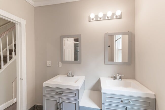 Building Photo - Three Bedroom Home in Graduate Hospital